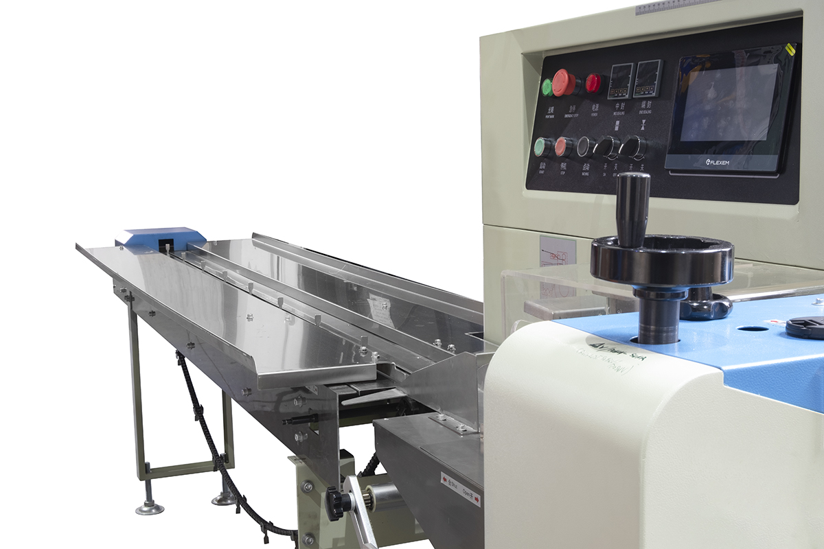 Horizontálny baliaci stroj KT-250X pre balenie výrobkov a potravín
