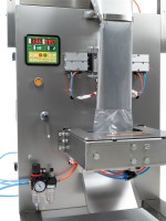 Pneumatický vertikálny baliaci stroj XT500 s dávkovačom sypkých materiálov a balením v ochrannej atmosfére (MAP) 10-500g