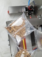 Pneumatický vertikálny baliaci stroj XT500 s dávkovačom sypkých materiálov a balením v ochrannej atmosfére (MAP) 10-500g