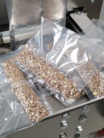 Pneumatický vertikálny baliaci stroj XT500 s dávkovačom sypkých materiálov a integrovaným vákuom 10-500g